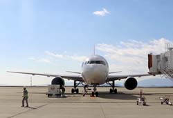 神戸空港の駐機場（スポット）にて、飛行機の安全を監視するお仕事です