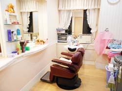 老人ホーム・やわらぎの里 清和台内にある美容室が勤務地です